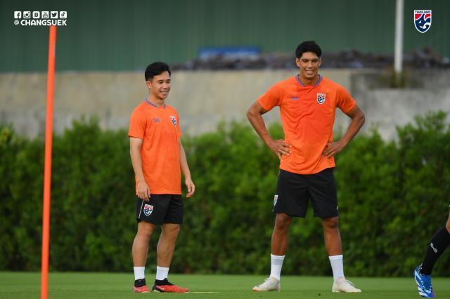 1699949420201092112.jpg 在日本效力的素帕触(左)以及在印尼效力的中后卫多洛13日归队参加训练.jpg